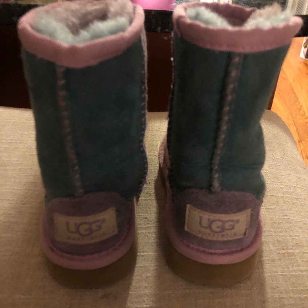 Girls size 7 Uggs!